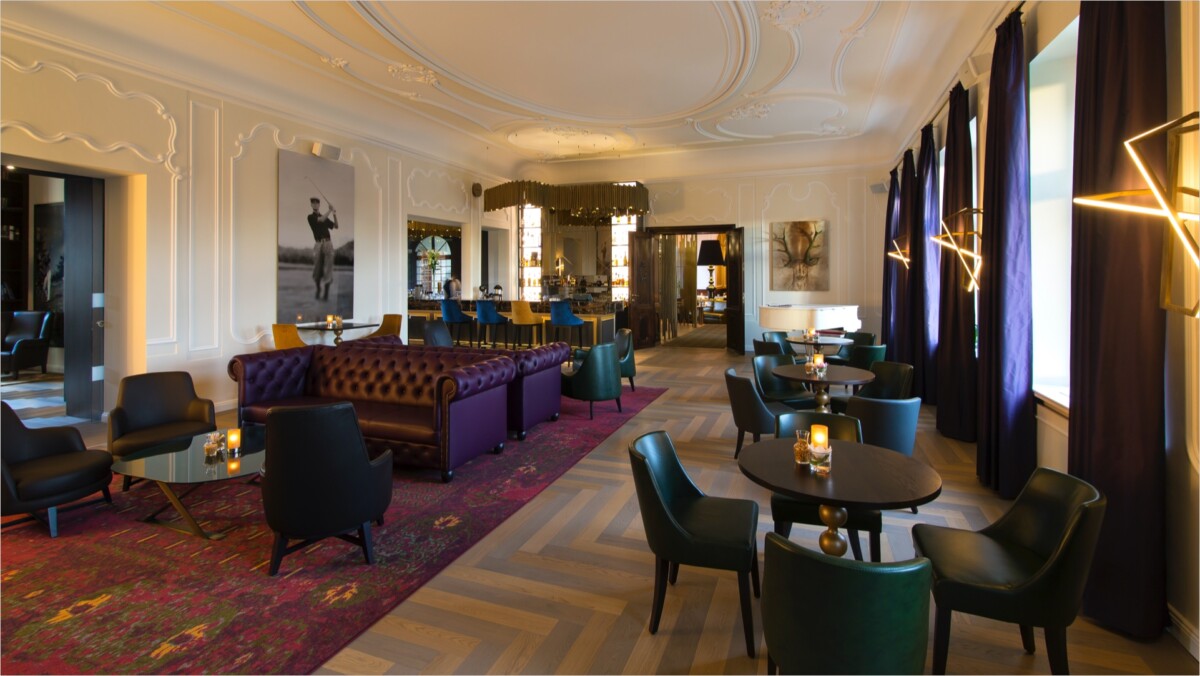 Die Bar 1842 mit Ledersesseln und Ledersofas im Schlosshotel Fleesensee.