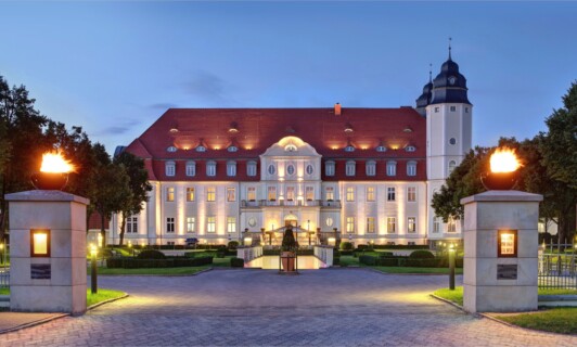 Das Tor des Schlosshotels Fleesensee.