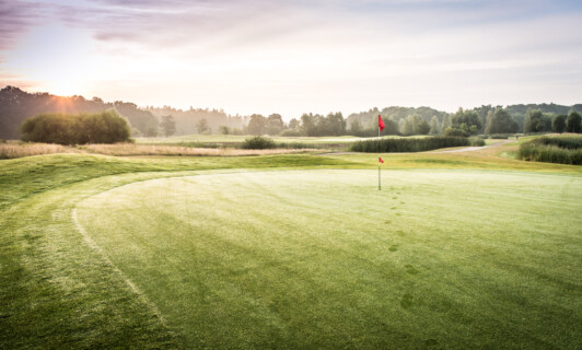 Ein Golfkurs auf der Anlage von Golf Fleesensee.