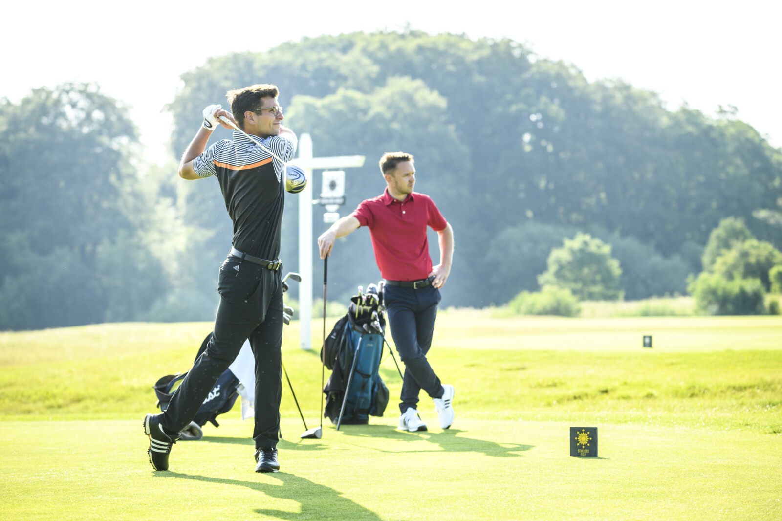 Zwei Golfer auf dem Golfplatz Golf Fleesensee.