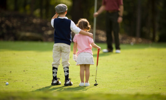 Zwei Kinder auf dem Golfplatz Golf Fleesensee.