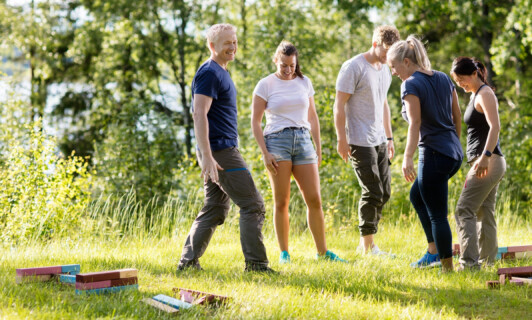 Eine Freundesgruppe auf einer Wiese.