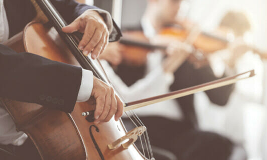 Ein Musiker, der Cello spielt.