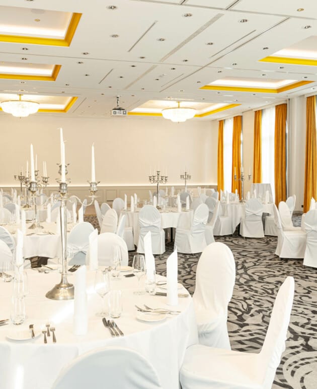 Weiße Bestuhlung in Eventlocation für Hochzeiten und andere Veranstaltungen im Schloss Fleesensee