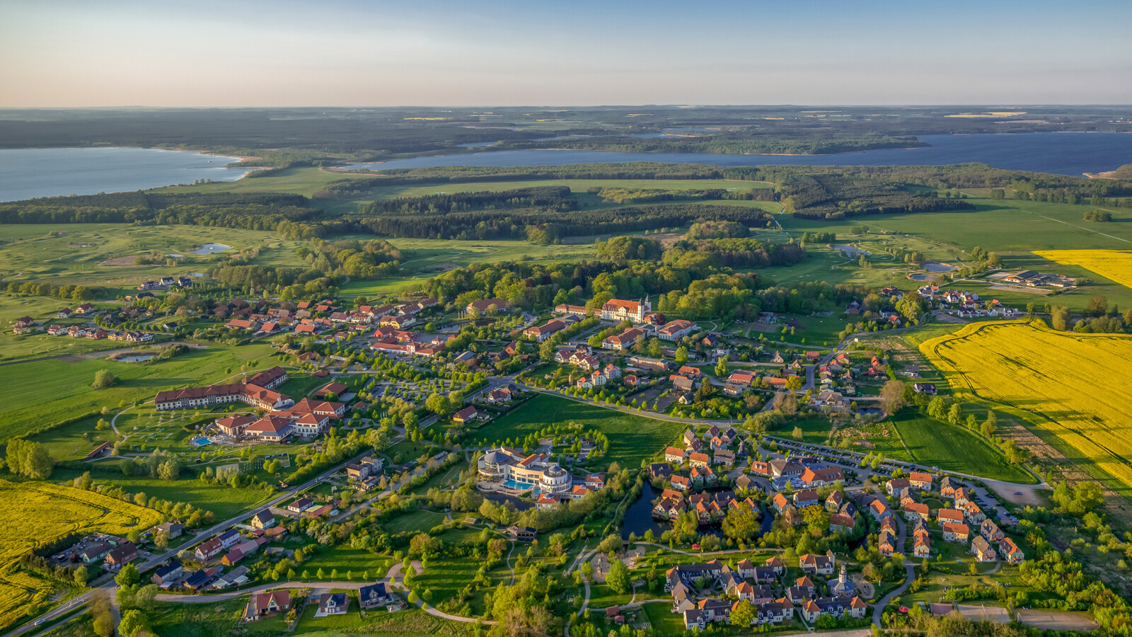 Luftaufnahme vom gesamten Fleesensee Resort