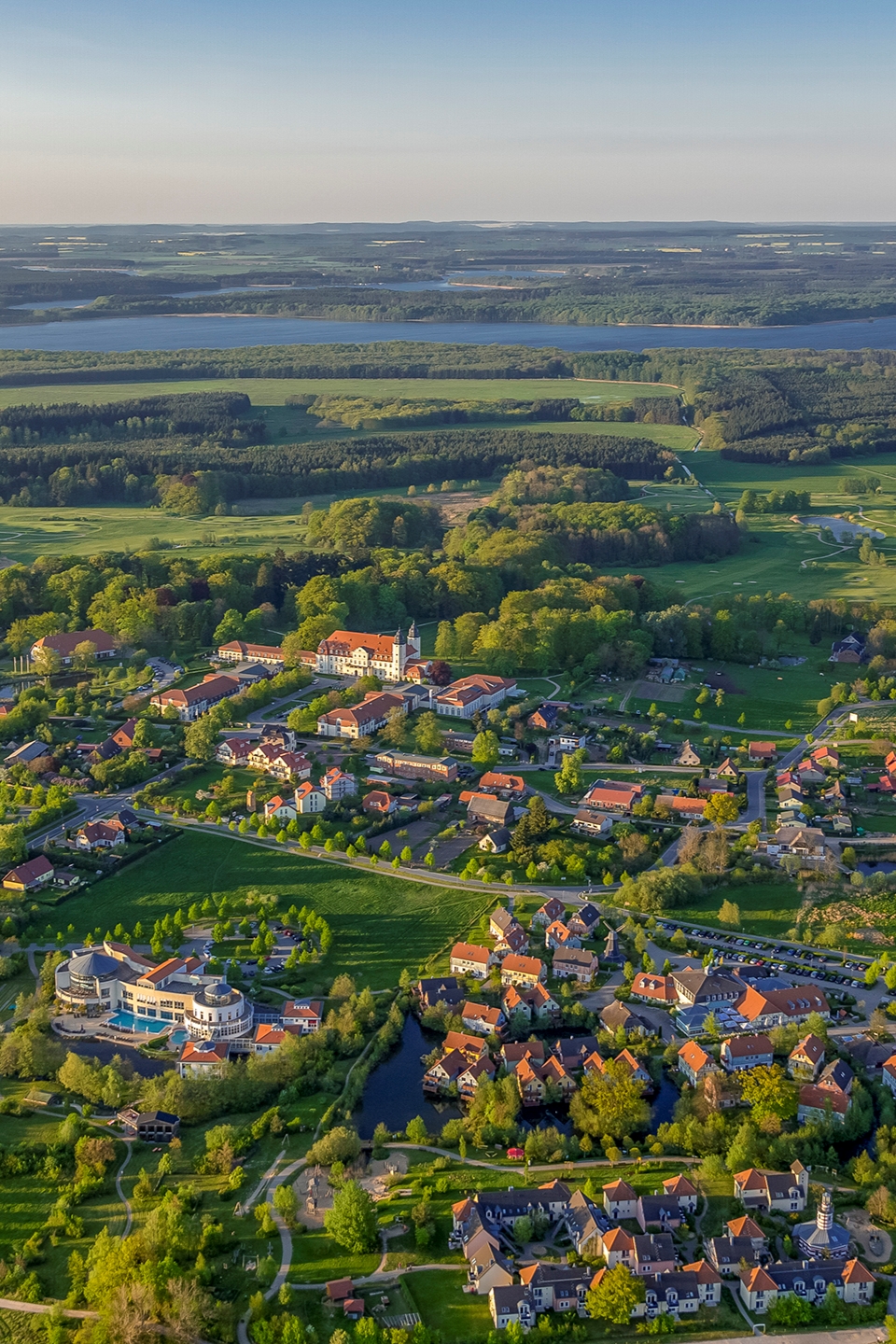 Luftaufnahme vom gesamten Fleesensee Resort