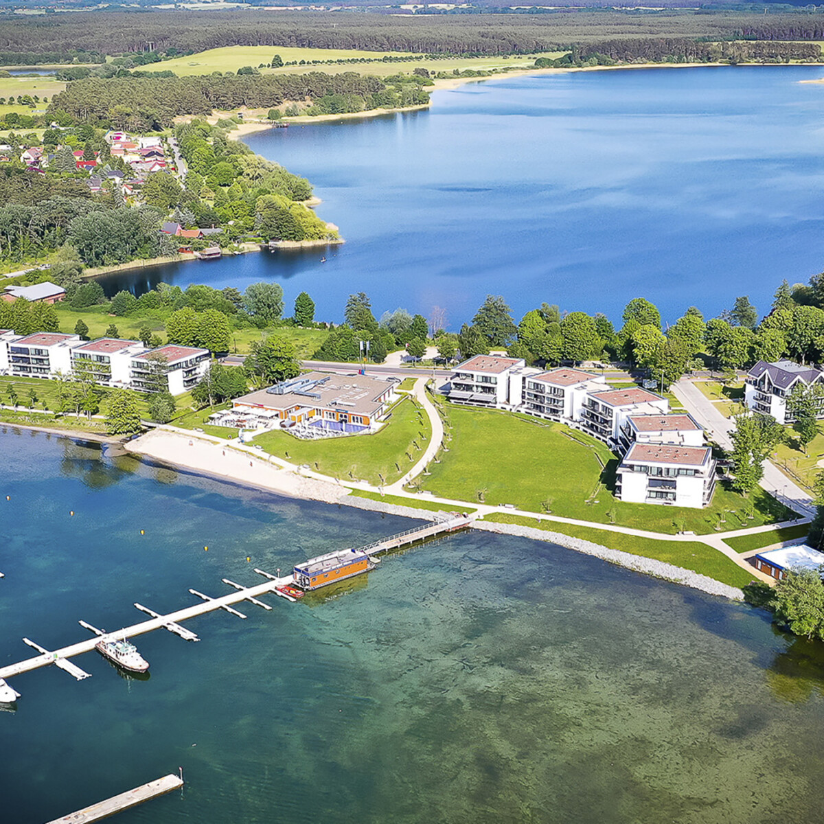 Luftaufnahme vom Maremüritz Yachthafen Resort im Sommer