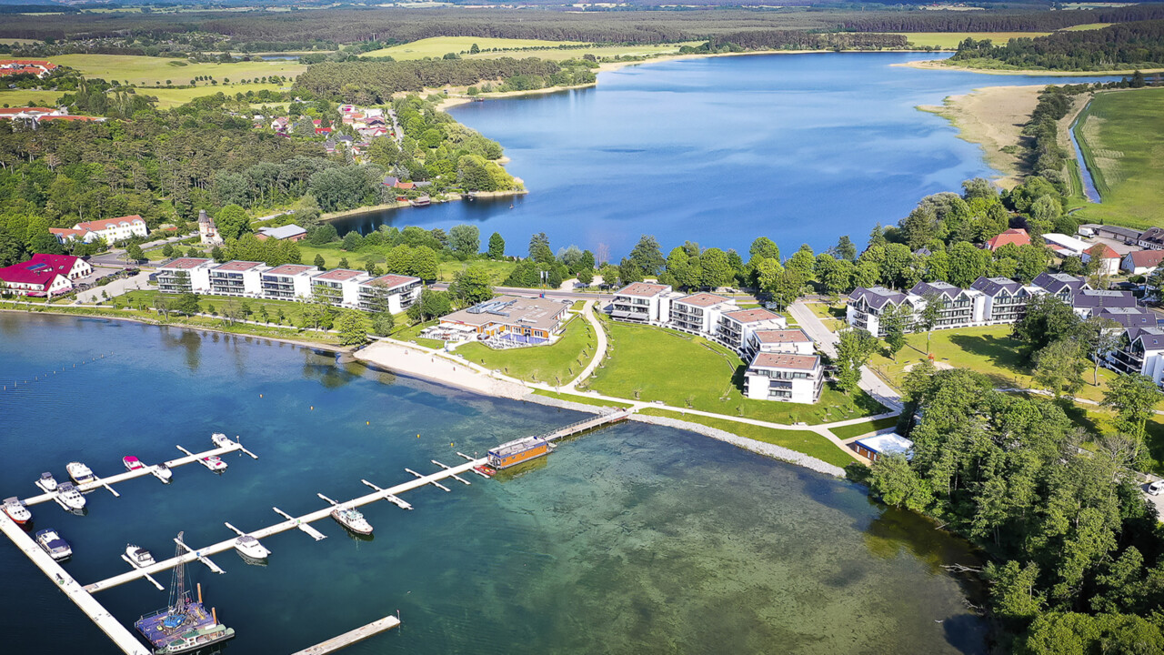 Luftaufnahme vom Maremüritz Yachthafen Resort im Sommer