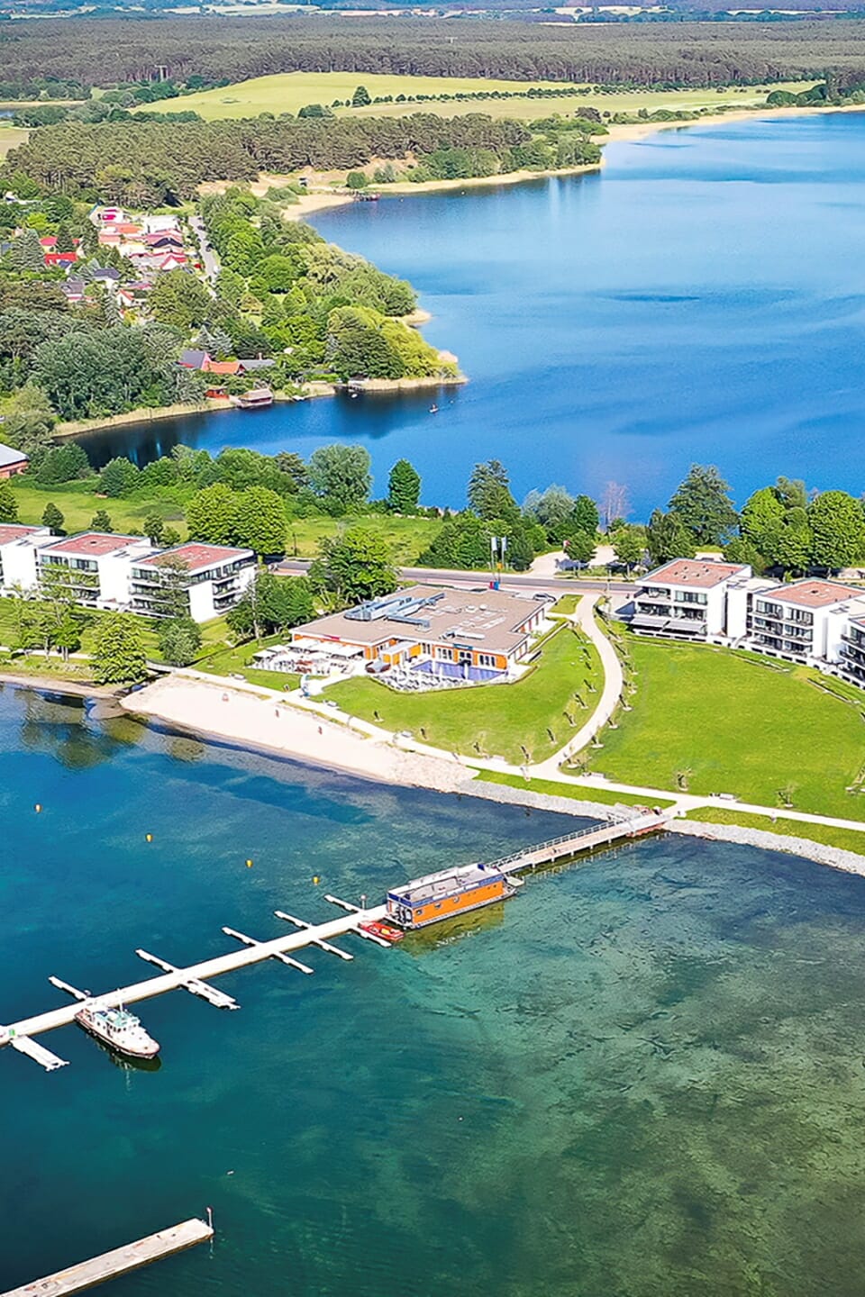 Luftaufnahme vom Maremüritz Yachthafen Resort im Sommer