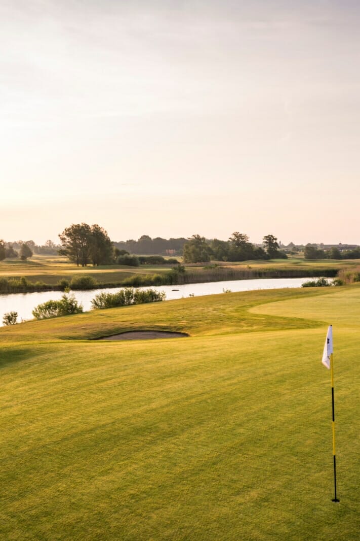 Ein Golfplatz an einem Fluss.