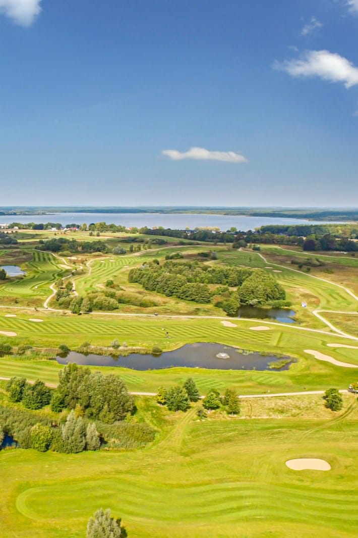 Die Golfanlage GOLF Fleesensee von oben.