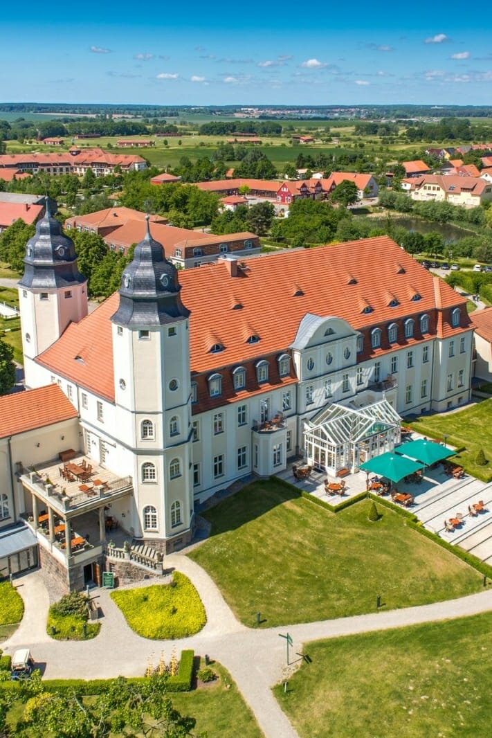 Das Schloss Fleesensee von oben im Sommer.