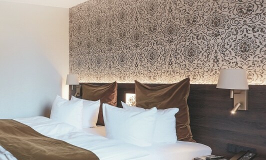 Das Bett im Parkzimmer im Schlosshotel Fleesensee.