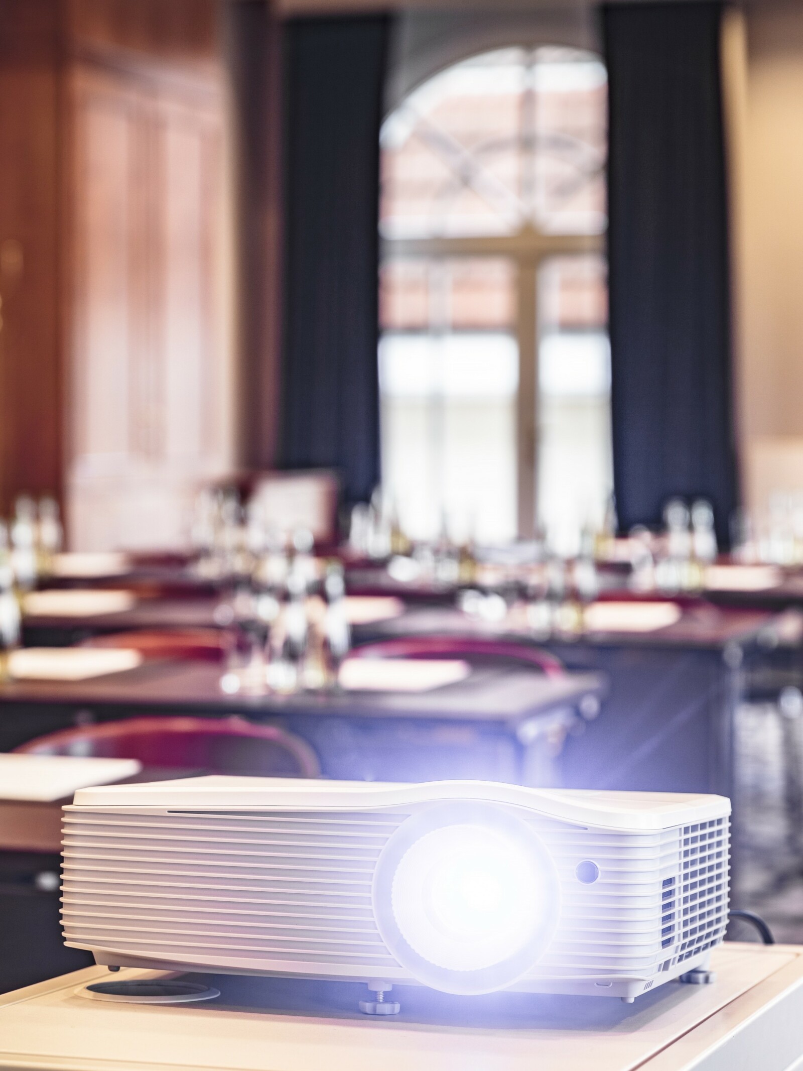 Ein Beamer gehört zur Ausstattung der Seminar- und Tagungsräume im Schlosshotel Fleesensee Mecklenburg-Vorpommern