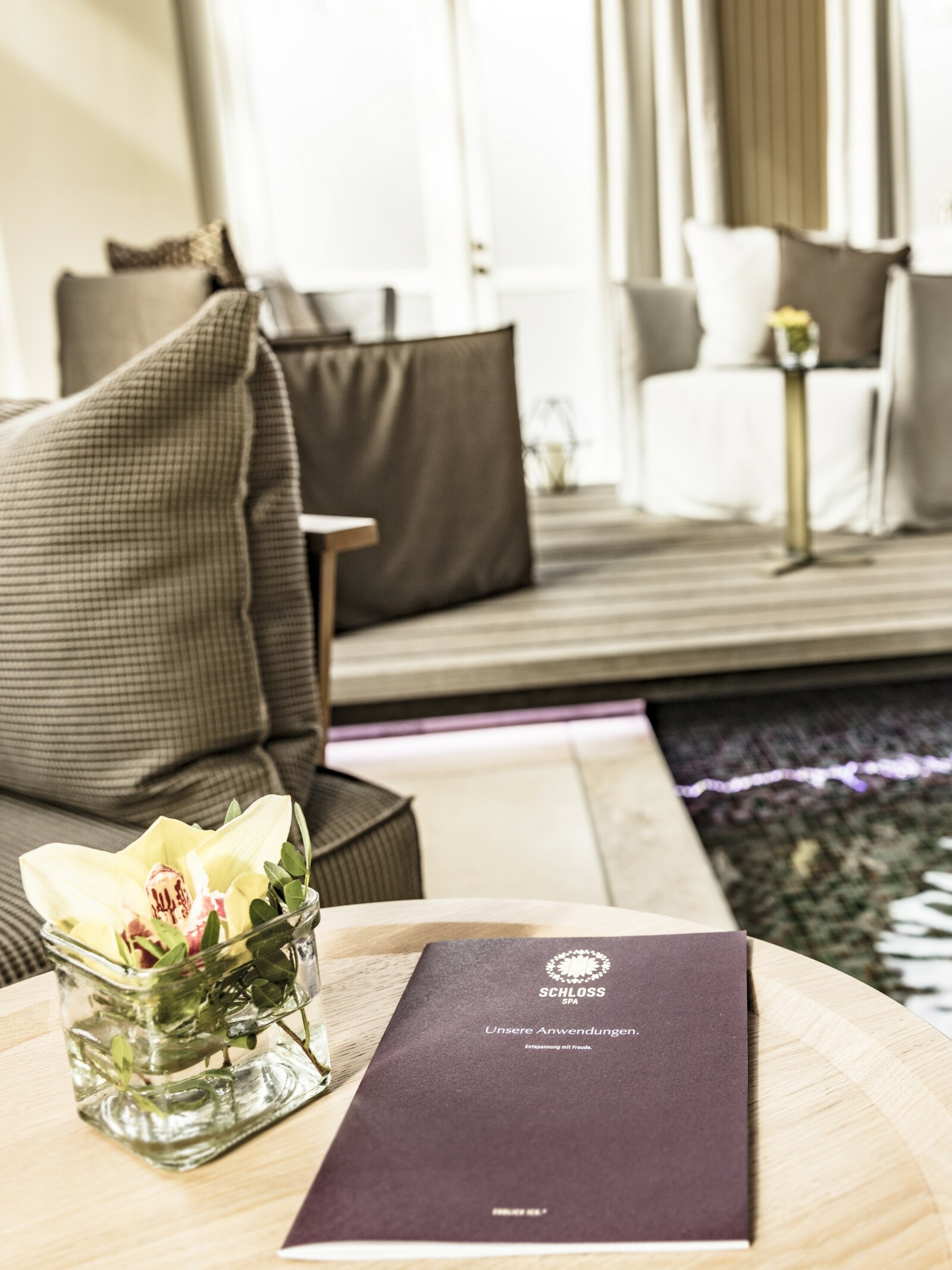 Broschüre mit den Spa-Anwendungen, Ayuveda und Signature-Massagen des Schloss Spa.