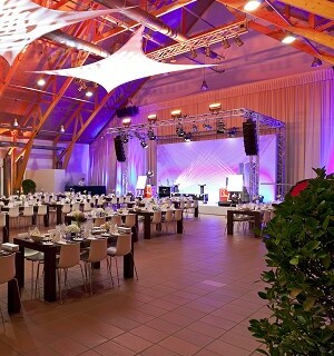 ausgeleuchtete Eventlocation im Schlosshotel Fleesensee