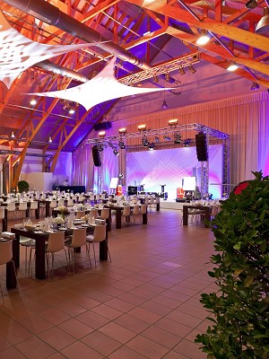 ausgeleuchtete Eventlocation im Schlosshotel Fleesensee