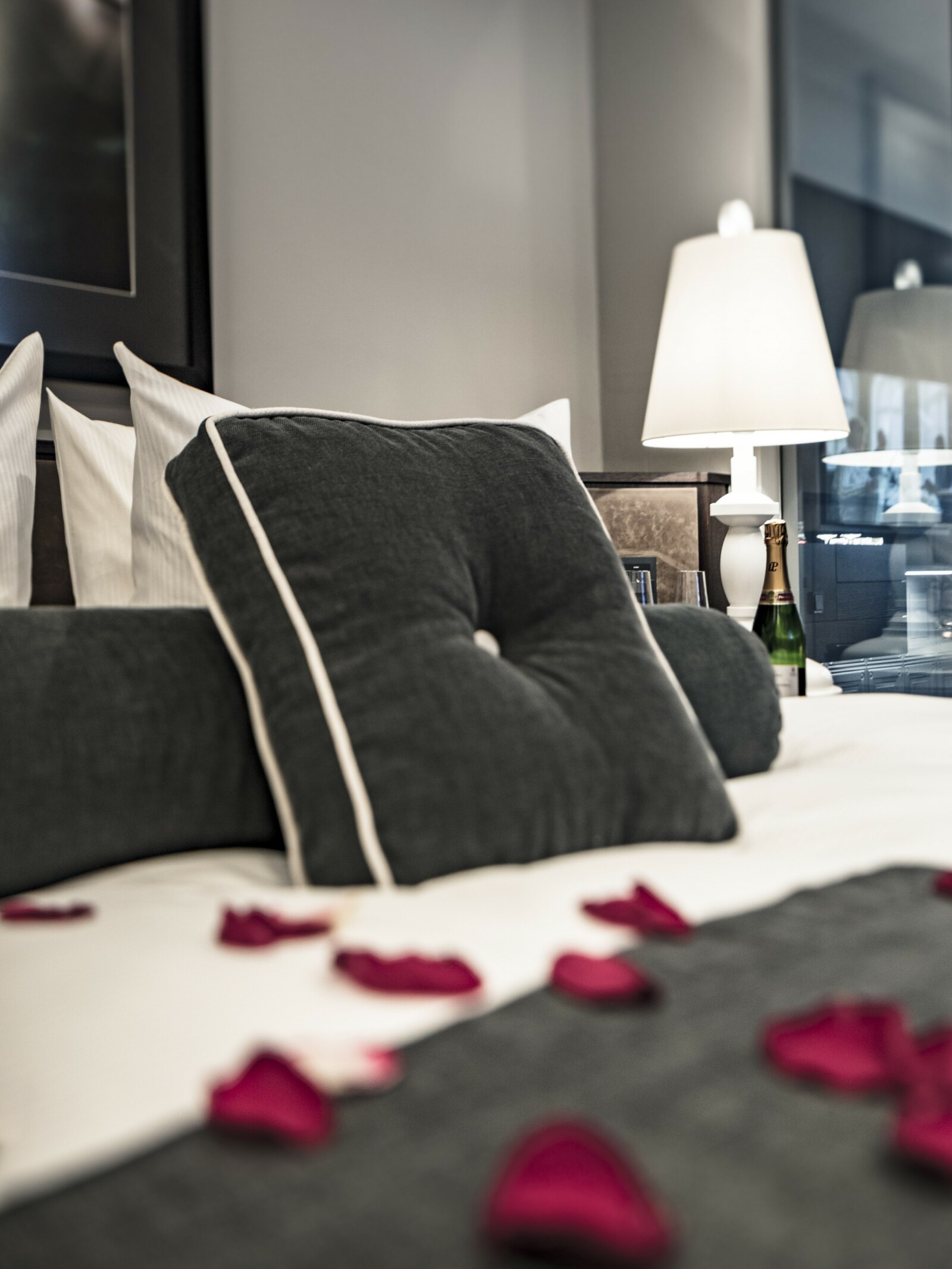 Schlafzimmer mit Bett in einer modernen Turmsuite des Schlosshotels Fleesensee