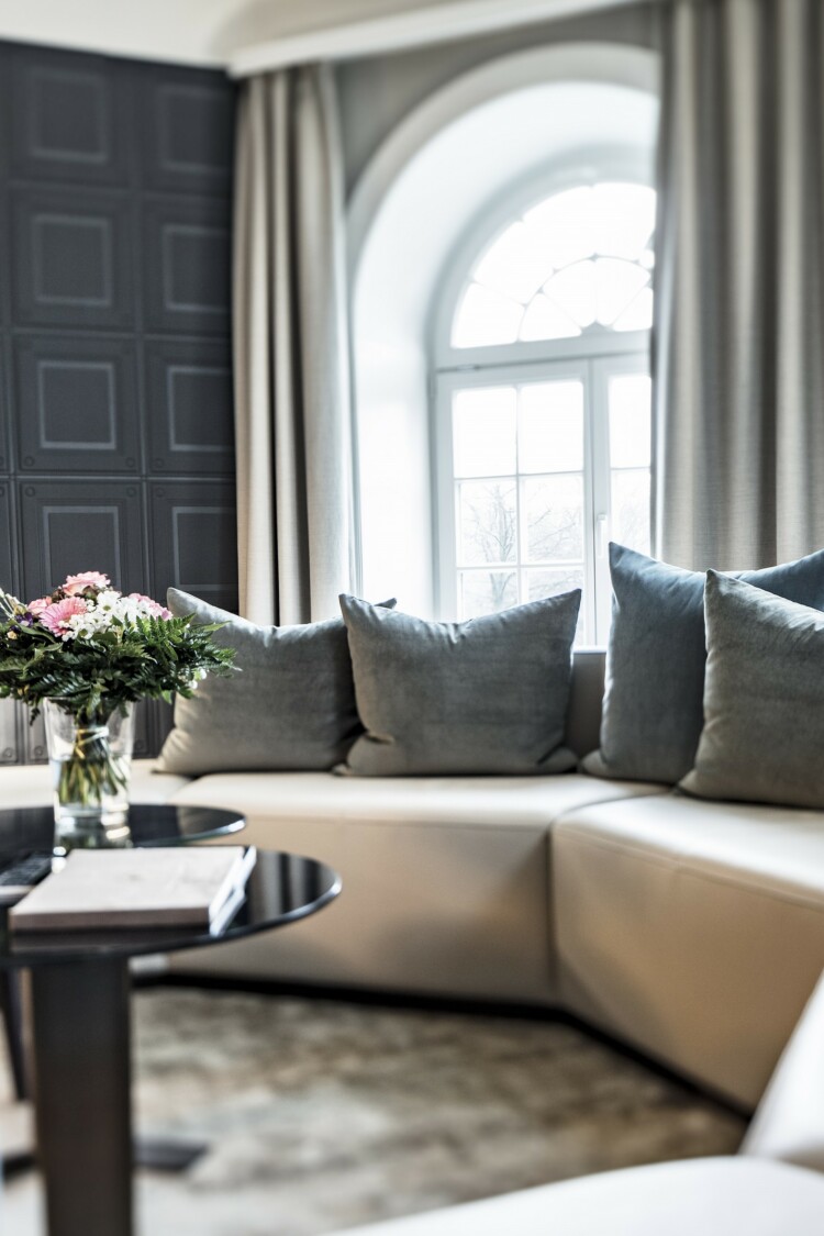 Couch im Wohnbereich der Turmsuite mit Terasse im Schlosshotel Fleesensee