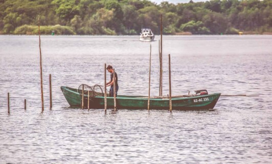 Ein Fischer auf der Müritz.