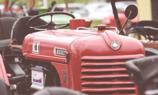 Ein roter Traktor im Agroneum.