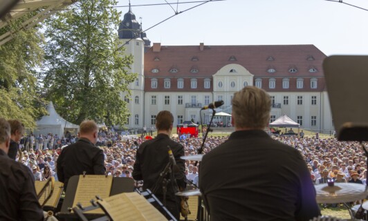 Das Schlosskonzert hinter dem Schloss Fleesensee.