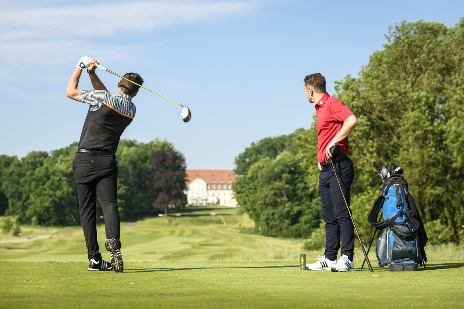 Abschlag in Richtung von Schloss Fleesensee, einem Golfhotel.