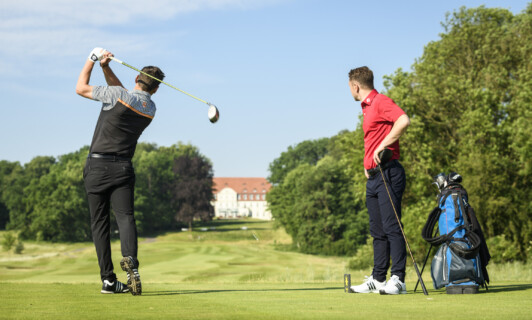 Abschlag in Richtung von Schloss Fleesensee, einem Golfhotel.