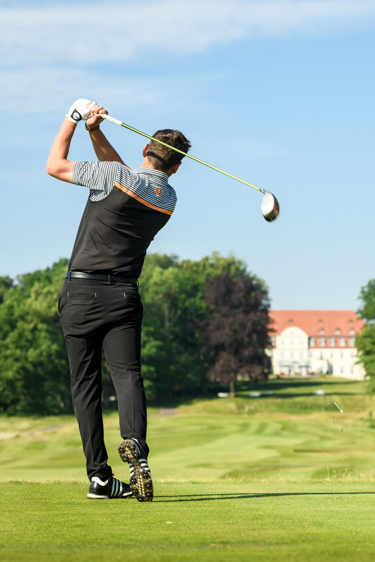 Abschlag auf dem SCHLOSS Golfplatz, einem Golfhotel.