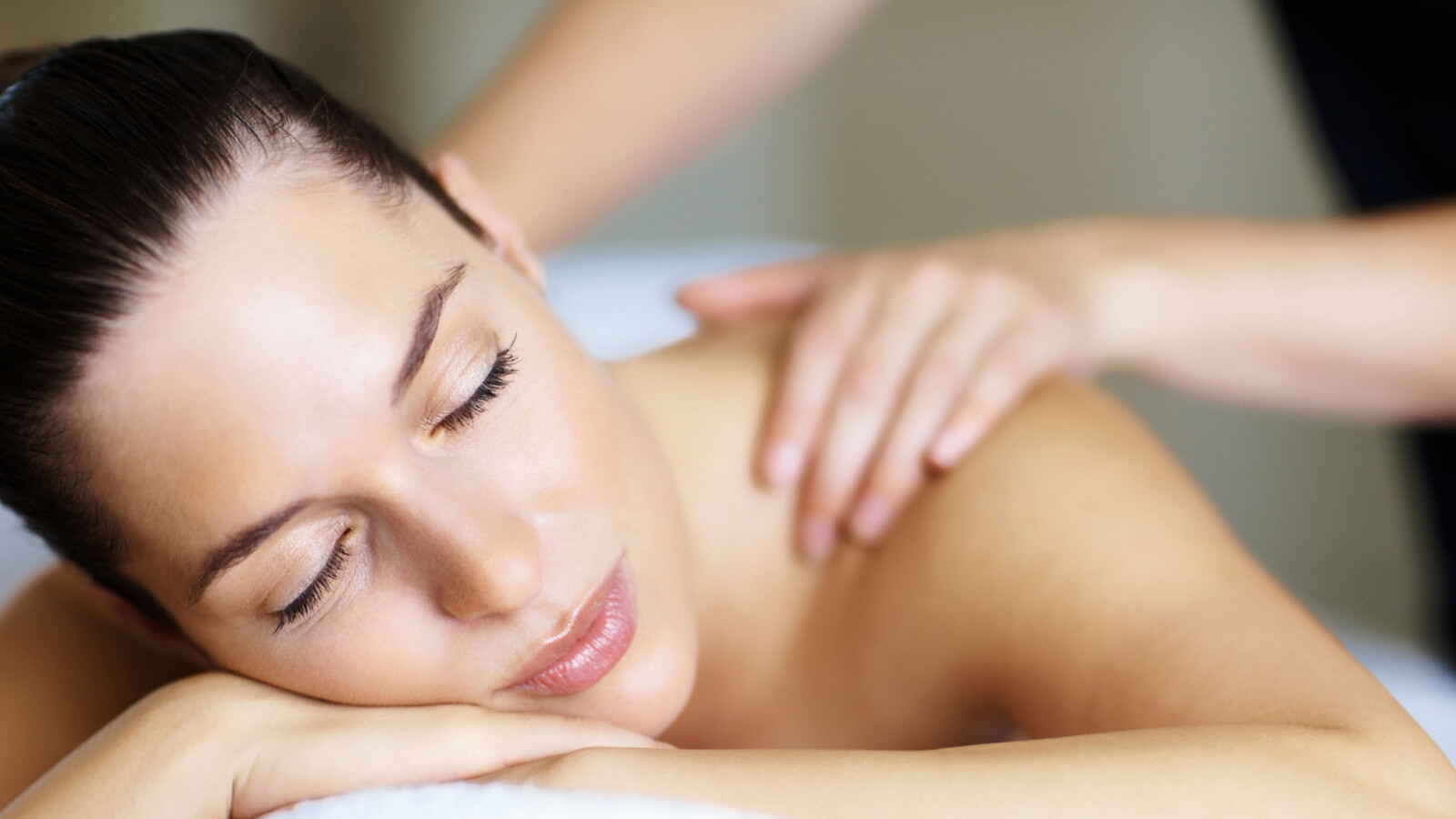 Eine Frau erhält eine Massage.