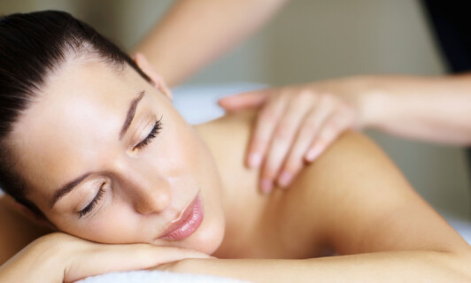 Eine Frau erhält eine Massage.