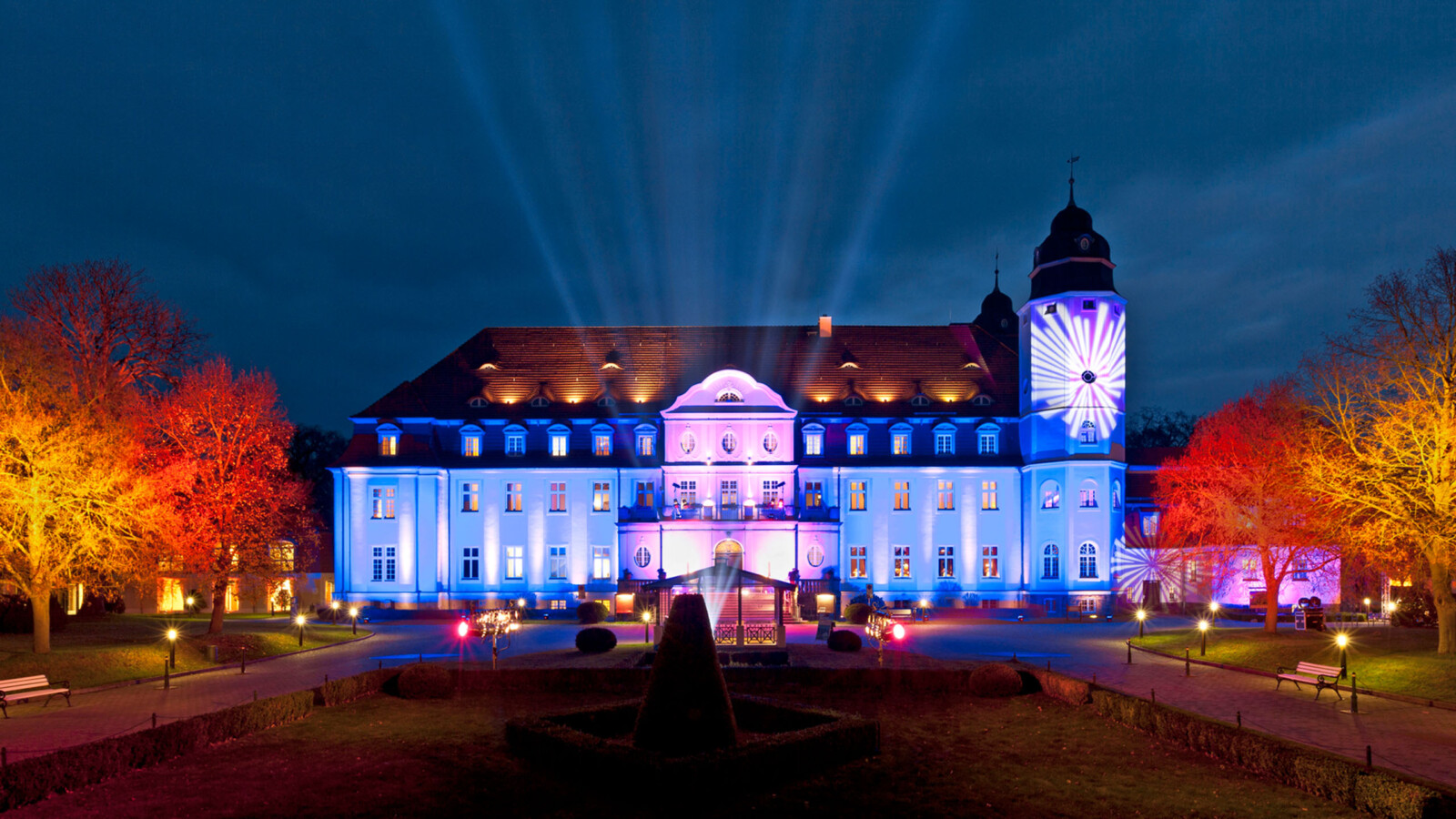 Das Schloss Fleesensee, bunt angeleuchtet für den Flanierball.