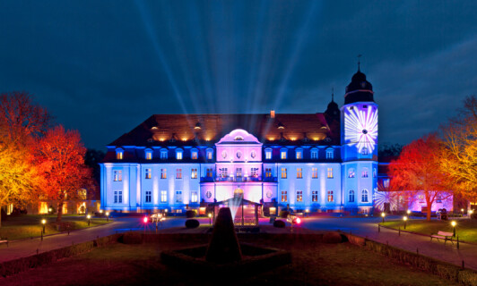 Das Schloss Fleesensee, bunt angeleuchtet für den Flanierball.