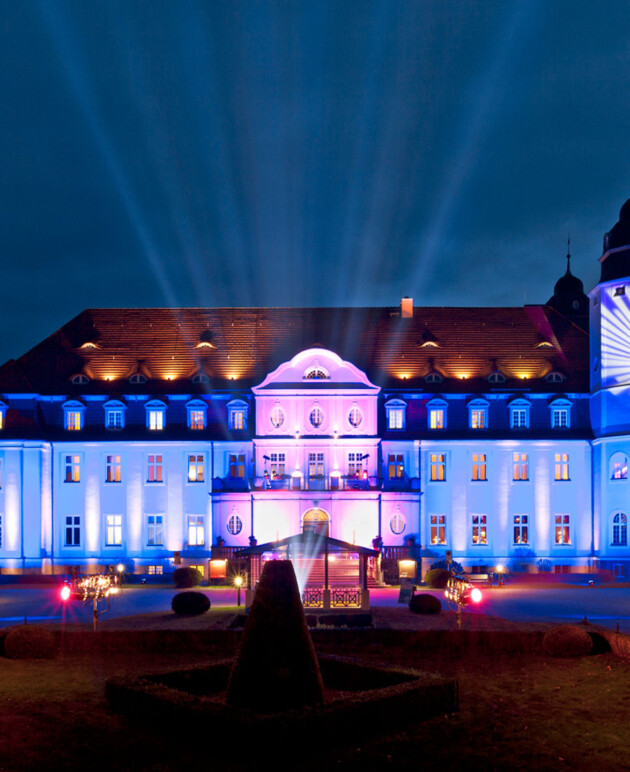 Das Schloss Fleesensee, bunt angeleuchtet für den Flanierball.
