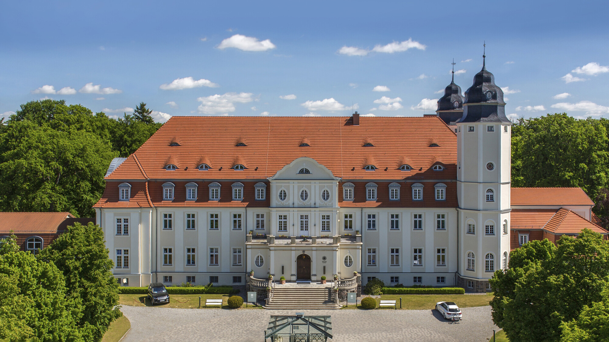 Die Frontansicht des Schloss Fleesensee im Sommer.