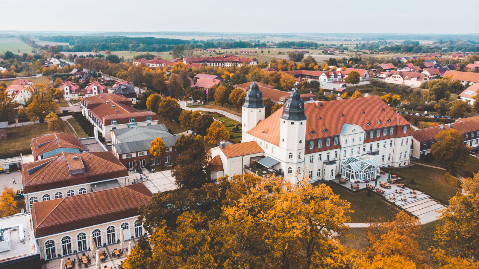 Das Schloss Fleesensee von oben im Herbst.