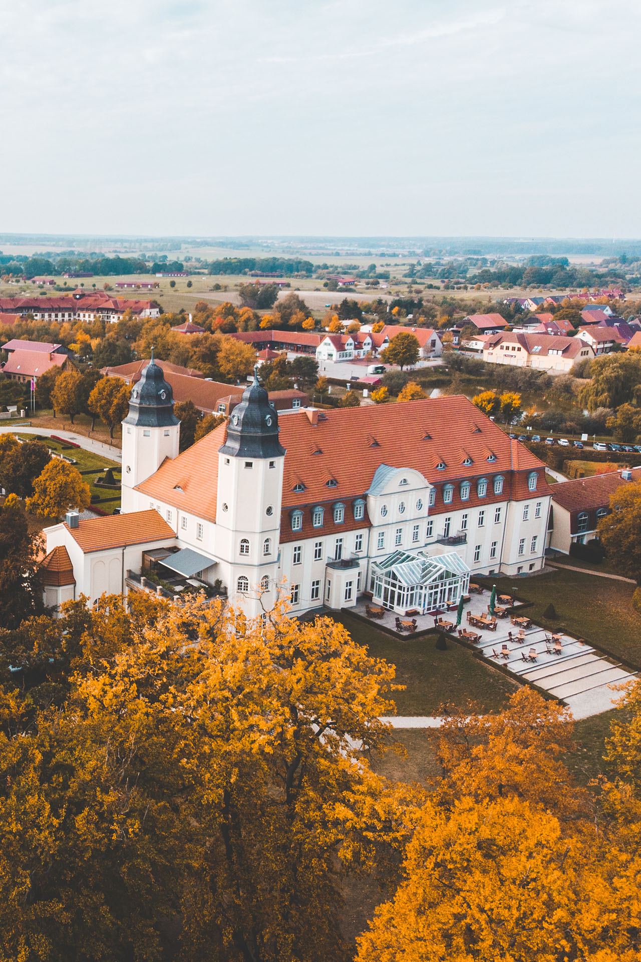 Das Schloss Fleesensee von oben im Herbst.