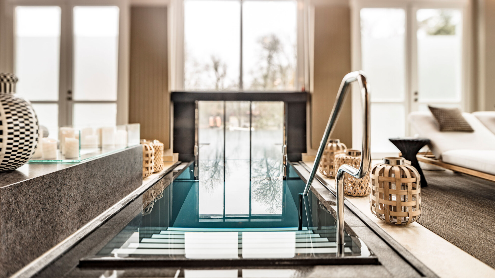 Die Treppe in den Pool im Schloss Spa.