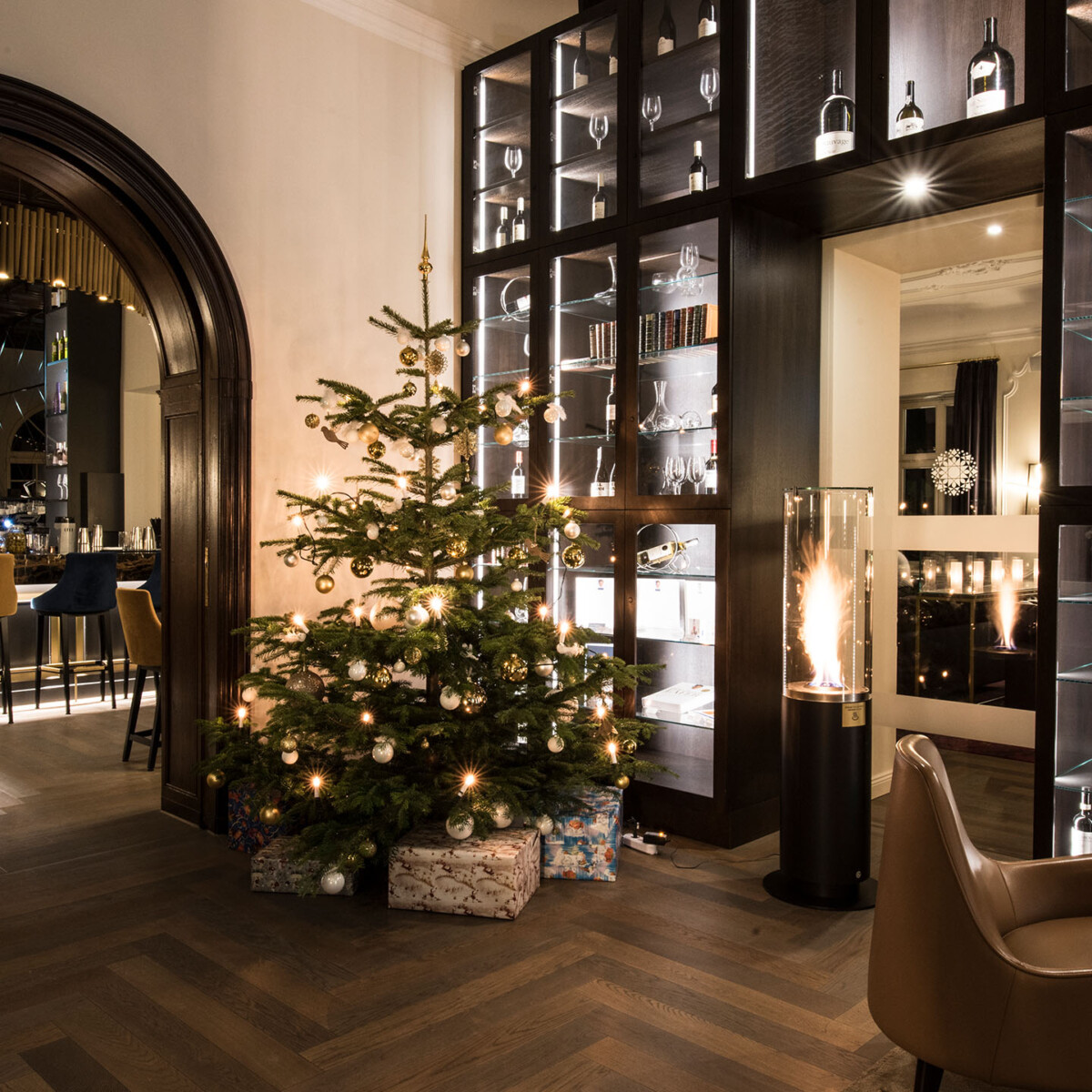 Ein Weihnachtsbaum im Wine & Book Loungebereich.