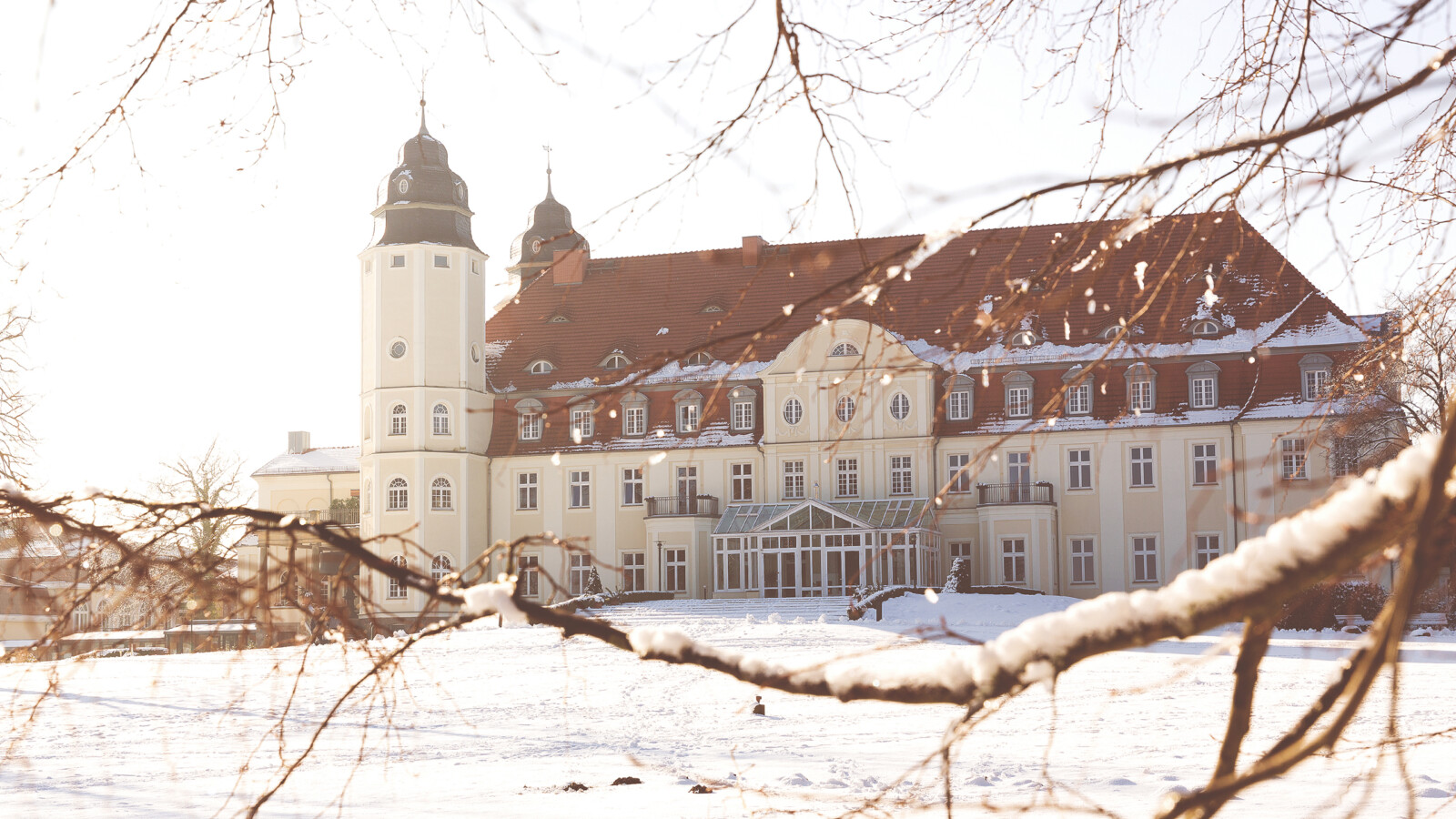 Winterurlaub im verschneiten Schlosshotel Fleesensee