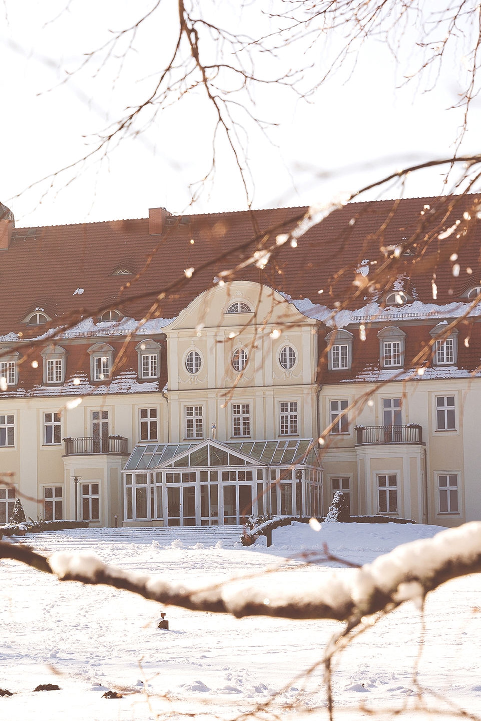 Winterurlaub im verschneiten Schlosshotel Fleesensee