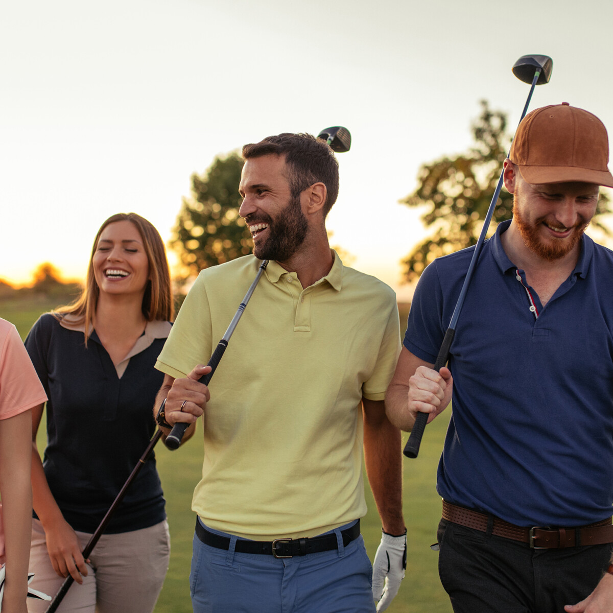 Golfer auf einem Golfplatz.