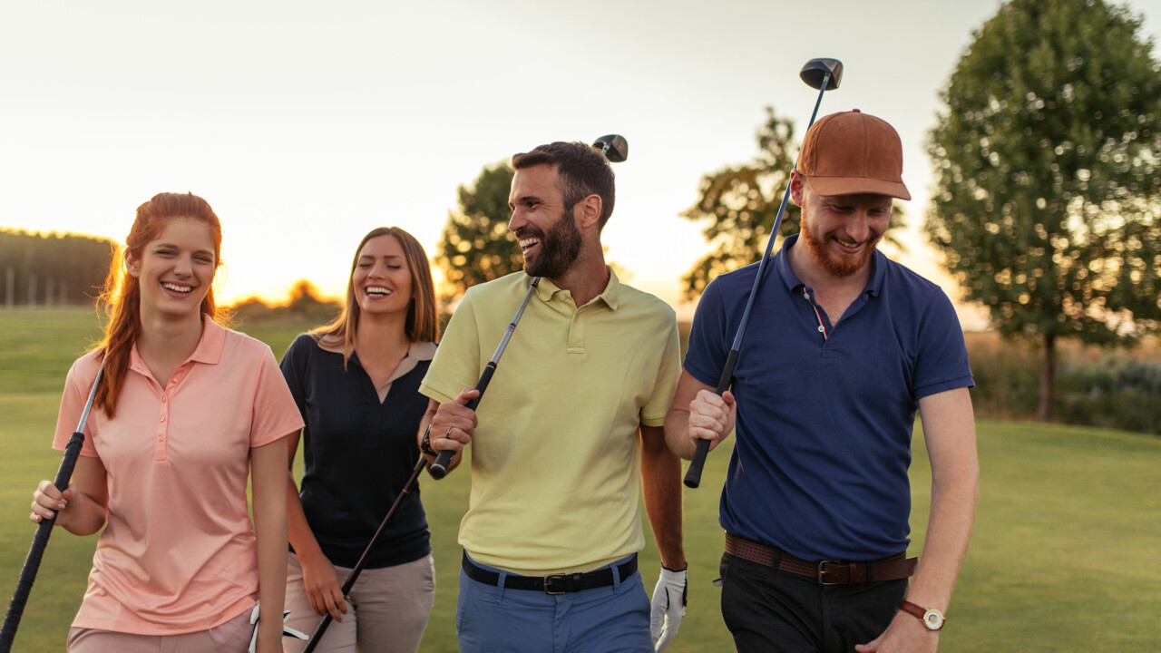 Golfer auf einem Golfplatz.