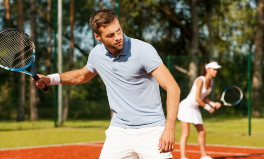 Ein Mann beim Tennis.