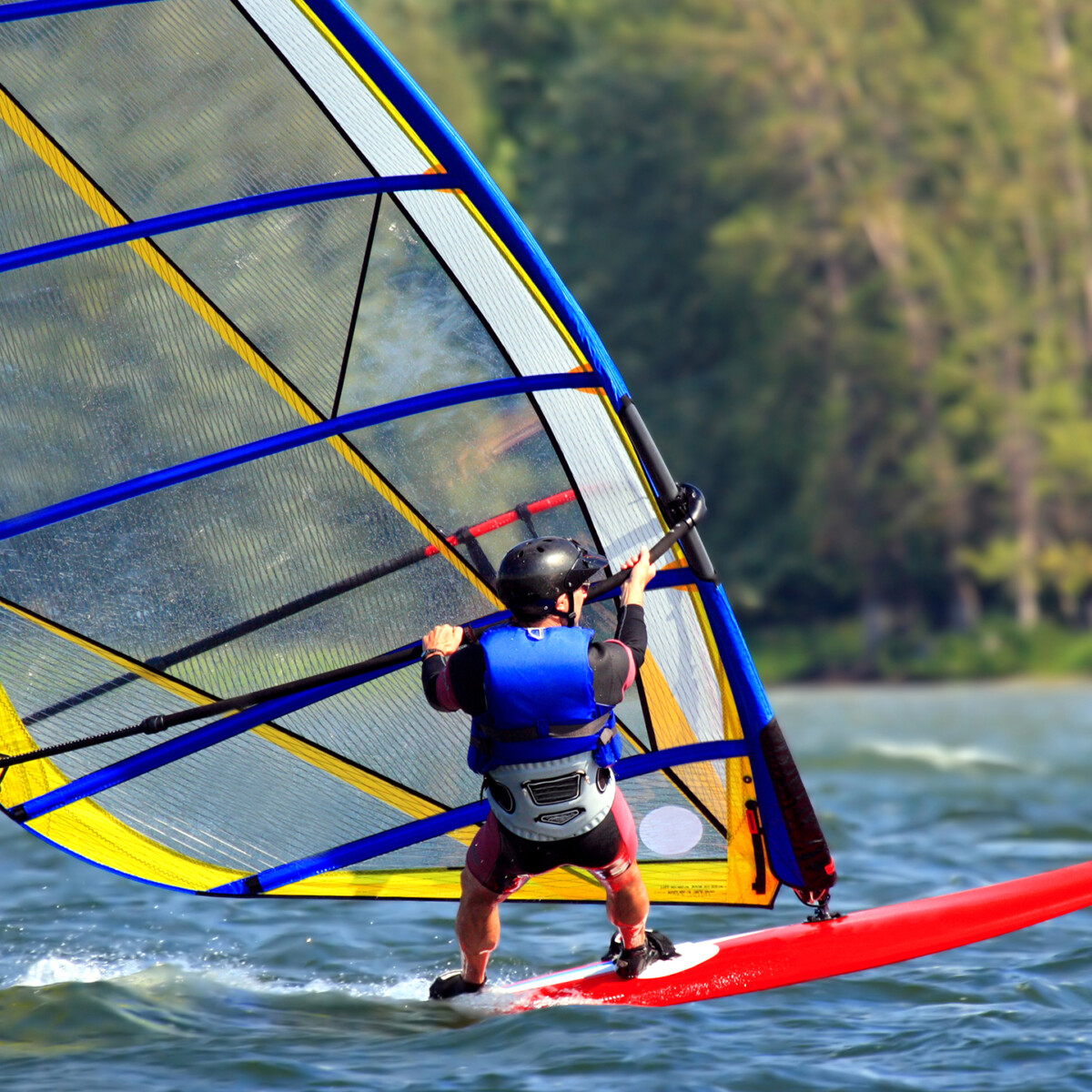 Ein Windsurfer auf dem Wasser.