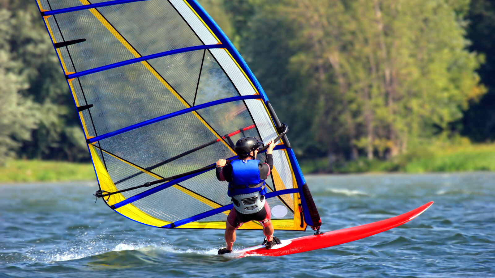 Ein Windsurfer auf dem Wasser.