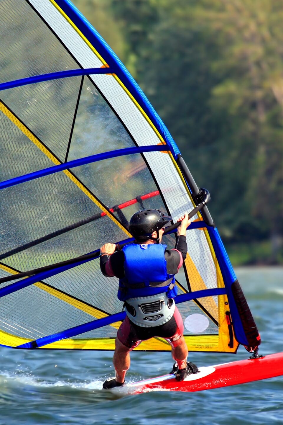 Ein Windsurfer auf dem Wasser.