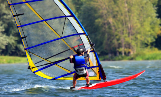 Ein Windsurfer auf dem Wasser.