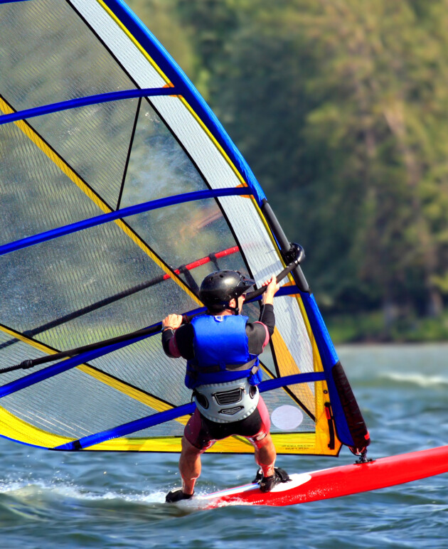 Ein Windsurfer auf dem Wasser.