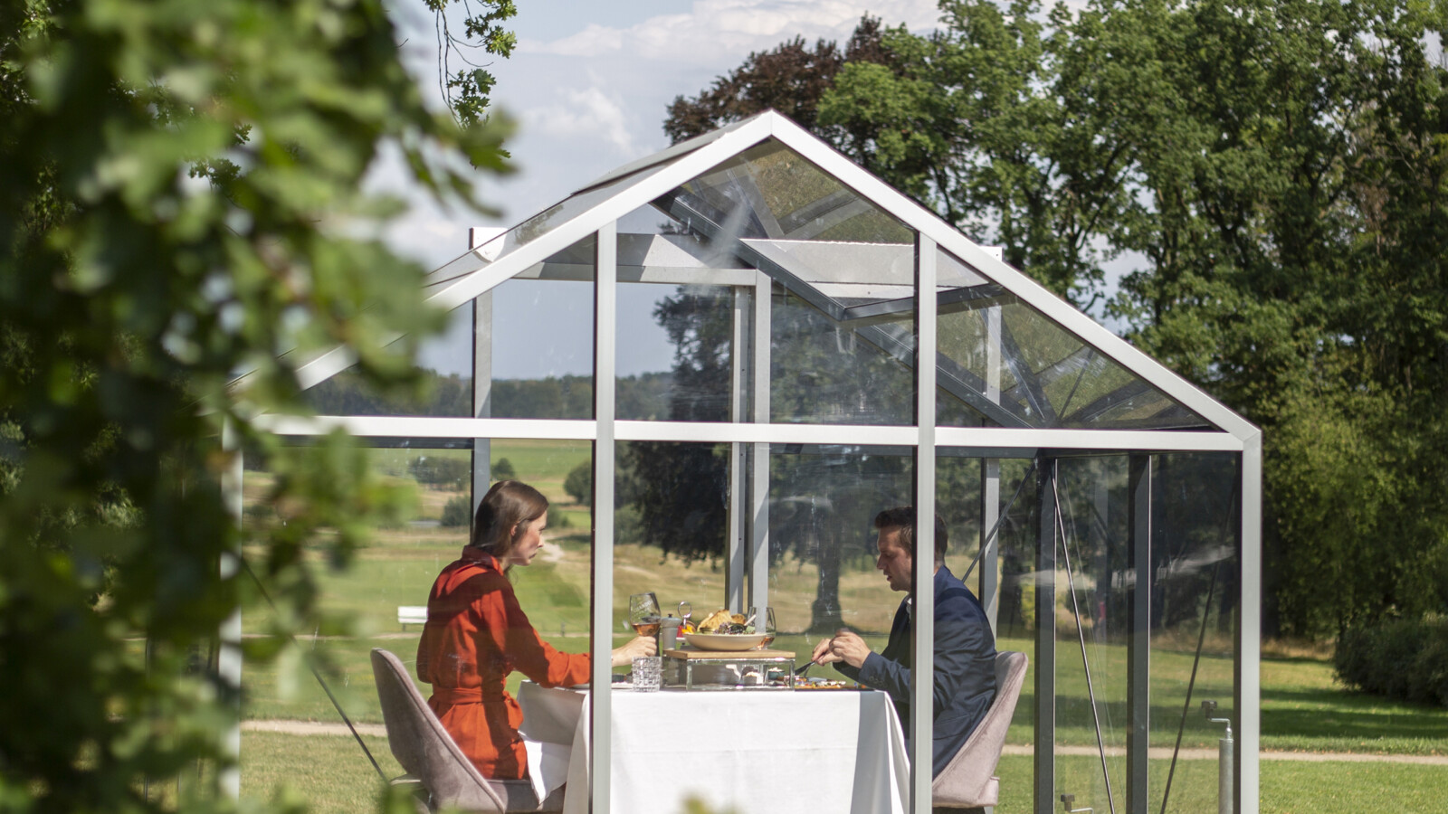 Zwei Personen beim Panoramadinner im Schloss Fleesensee.